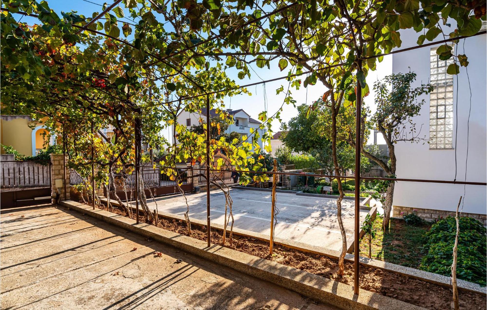2 Bedroom Cozy Apartment In Zadar Exterior foto